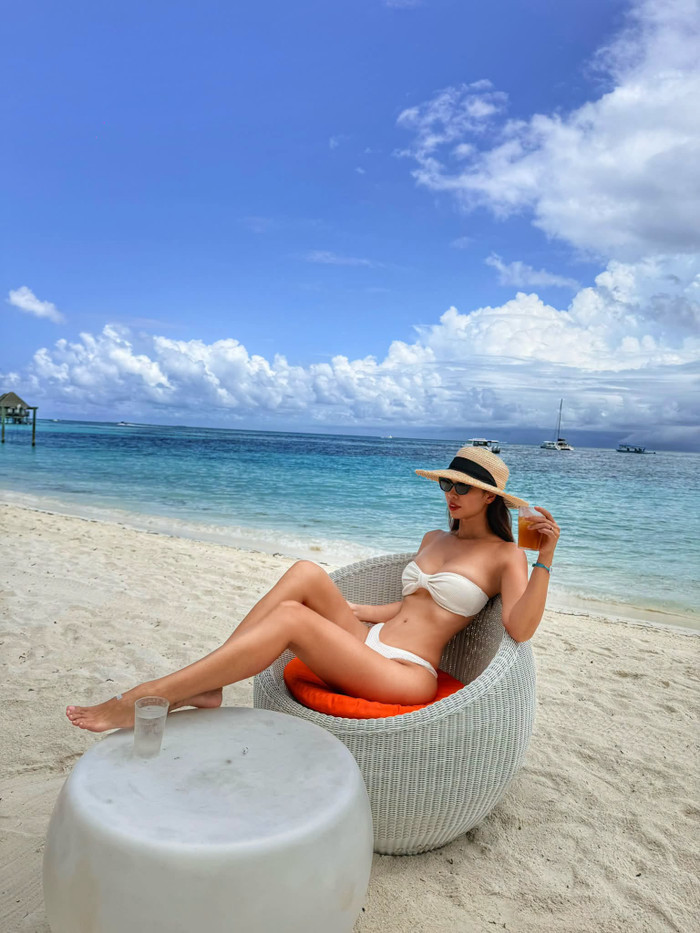 Body nóng bỏng của siêu mẫu Hà Anh trong trang phục áo tắm gây sốt mạng xã hội.