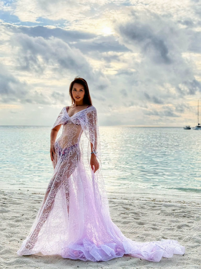 Siêu mẫu Hà Anh thả dáng giữa Maldives, vóc dáng tuổi U50 gây trầm trồ.