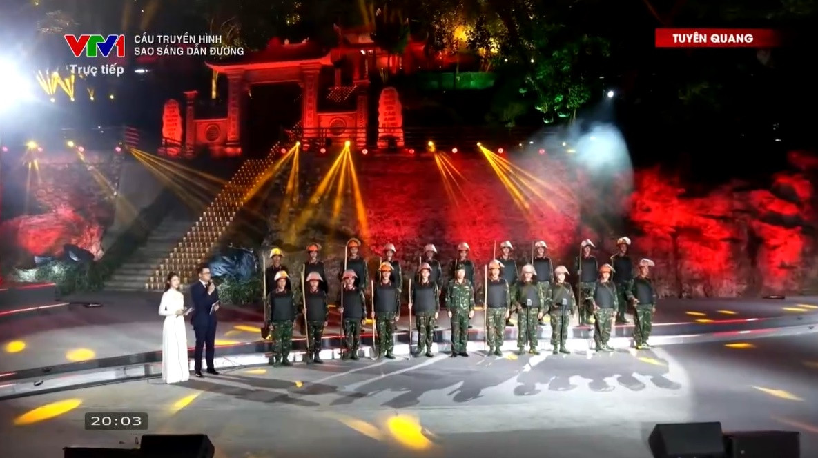 Các chiến sĩ công binh tham gia nhiệm vụ rà phá bom mìn tại Tuyên Quang