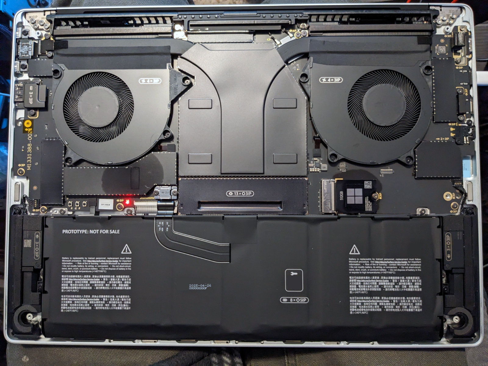 Surface Laptop Ultra có mặt đáy mô-đun với nắp che bằng nhôm.