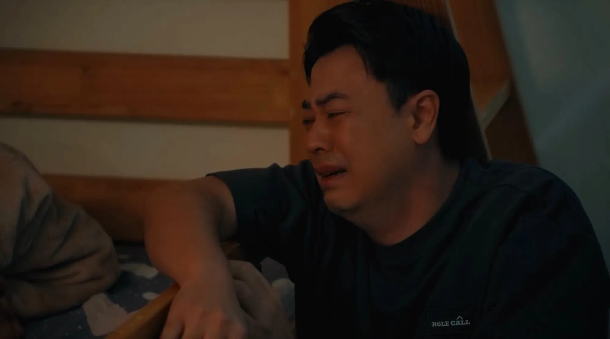 Tài bàng hoàng và đau đớn khi phát hiện mẹ đã ra đi mãi mãi.