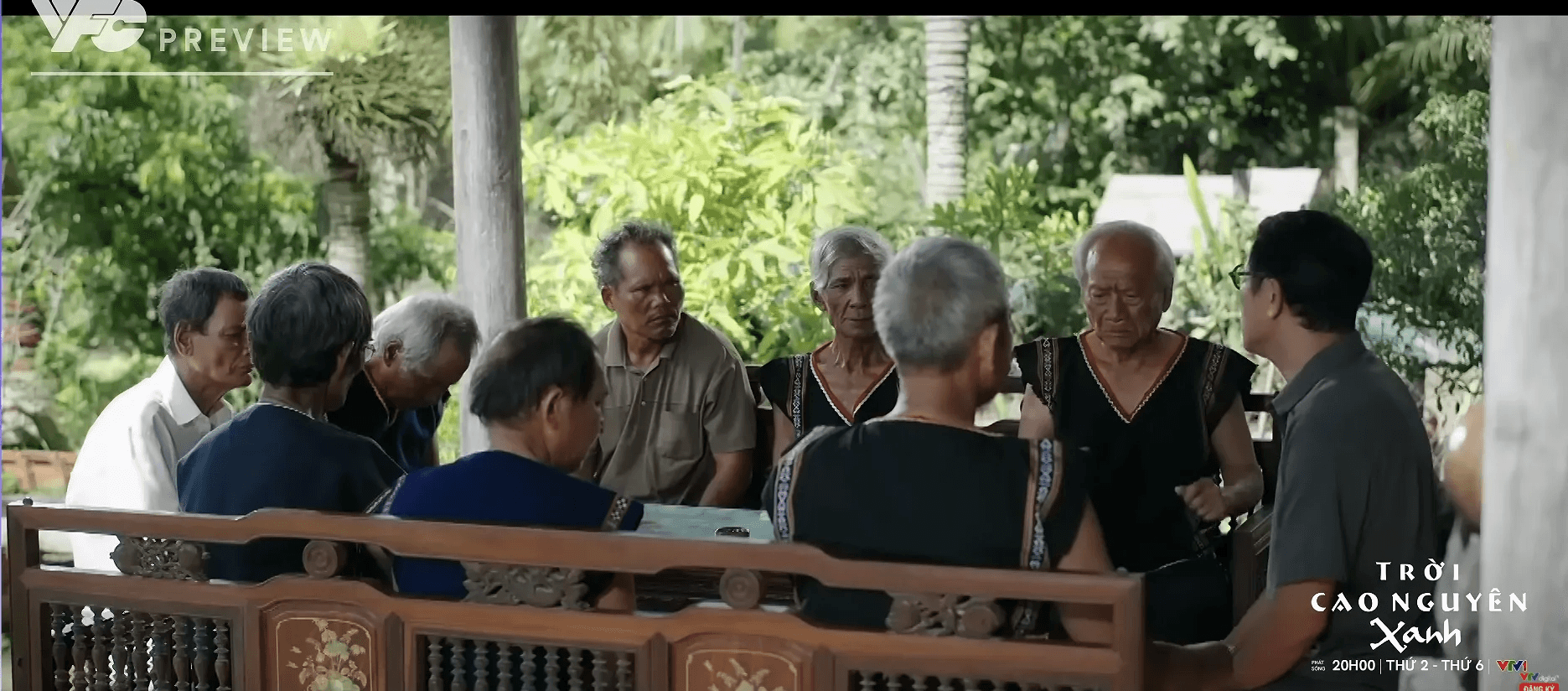 Ông Lok vận động người dân trong làng Tơ Rơi thay đổi các tập tục cũ