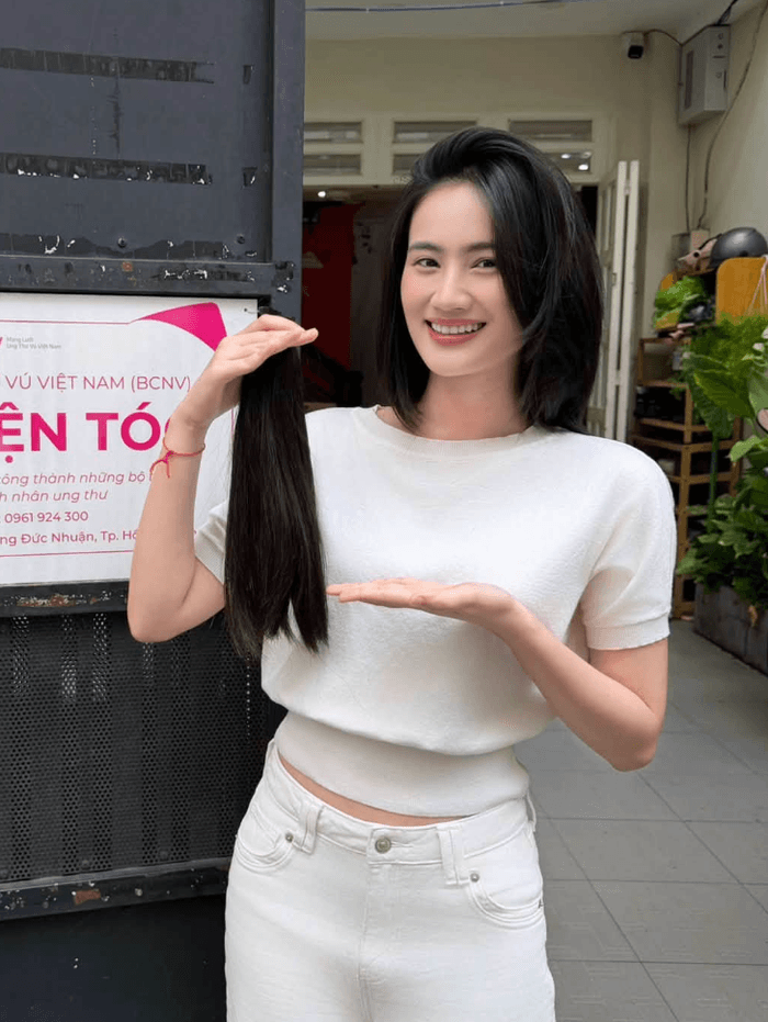 Vài ngày trước, Ý Nhi đã công khai việc hiến tóc lần thứ hai.