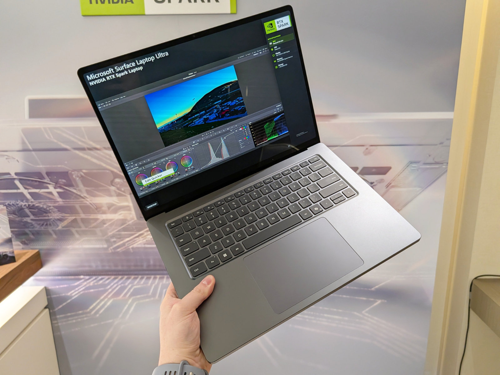 Surface Laptop Ultra sở hữu bàn phím được đánh giá rất tốt.