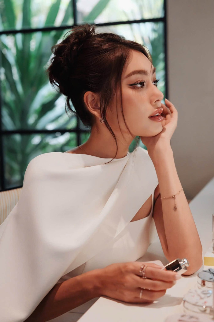 Á hậu Thảo Nhi Lê khoe visual sắc sảo trong thiết kế trắng tinh khôi.