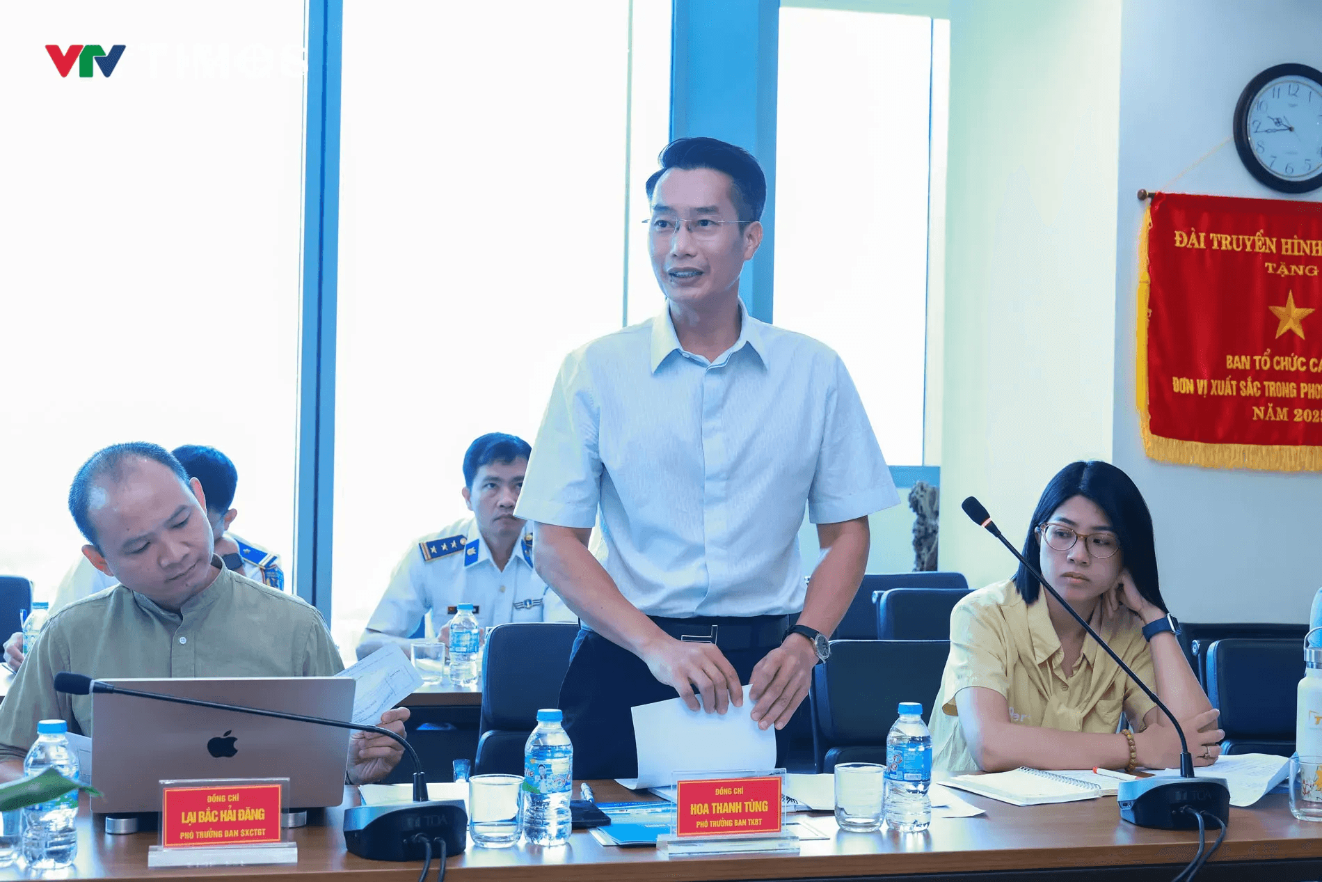 Ông Hoa Thanh Tùng trao đổi nội dung phối hợp tổ chức chương trình