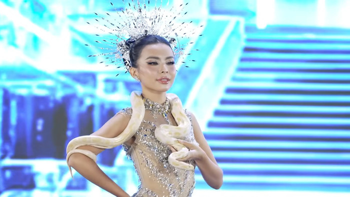Mai Bảo Hân mang trăn trong phần trình diễn tại bán kết Miss Grand Vietnam 2026