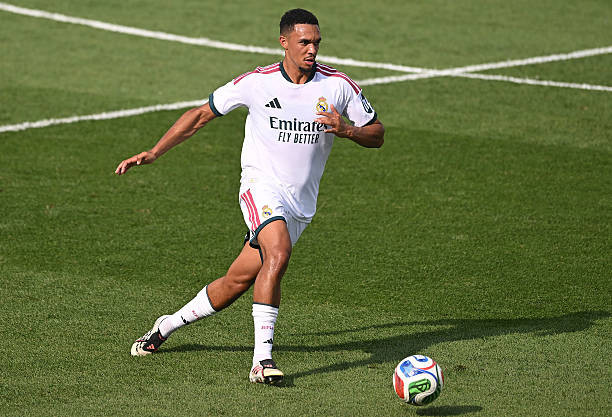 William Gallas nhận định Alexander-Arnold cần cải thiện khả năng phòng ngự