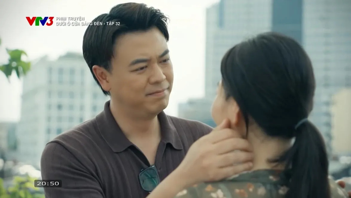 Cảnh Tài và Nguyệt trong phim Dưới ô cửa sáng đèn