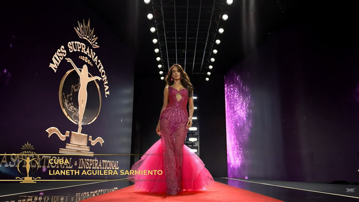 Lianet Aguilera Sarmiento trong phần thi trang phục dạ hội ở Bán kết Hoa hậu Siêu quốc gia 2026.