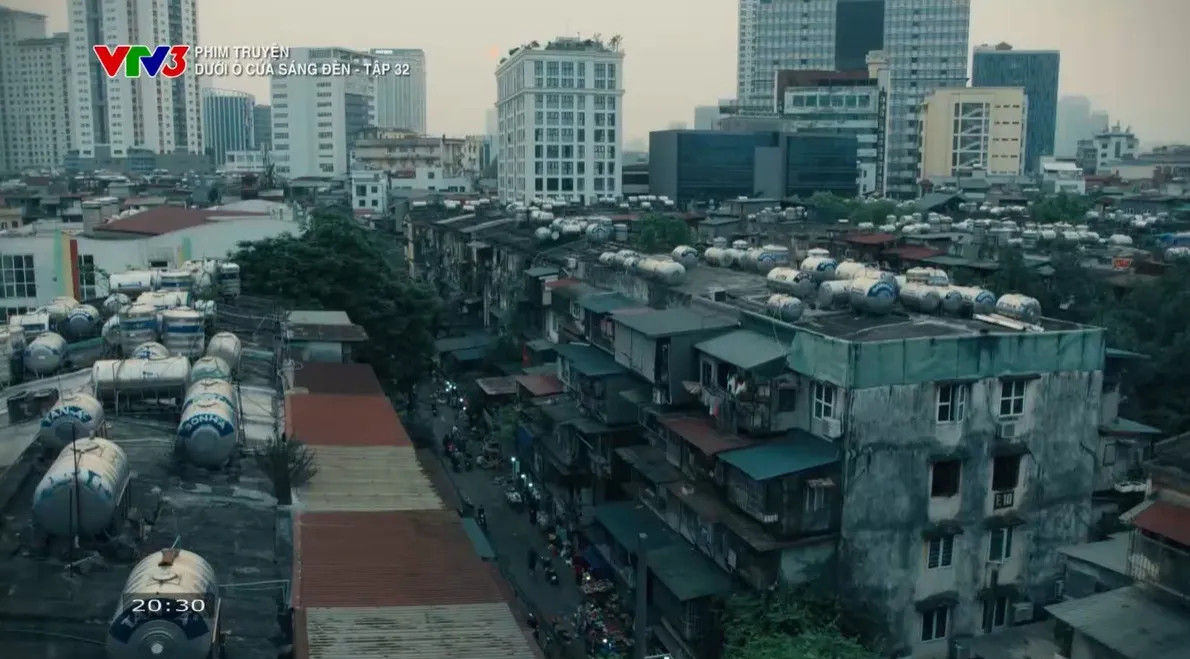 Tài và Sinh trong Dưới ô cửa sáng đèn