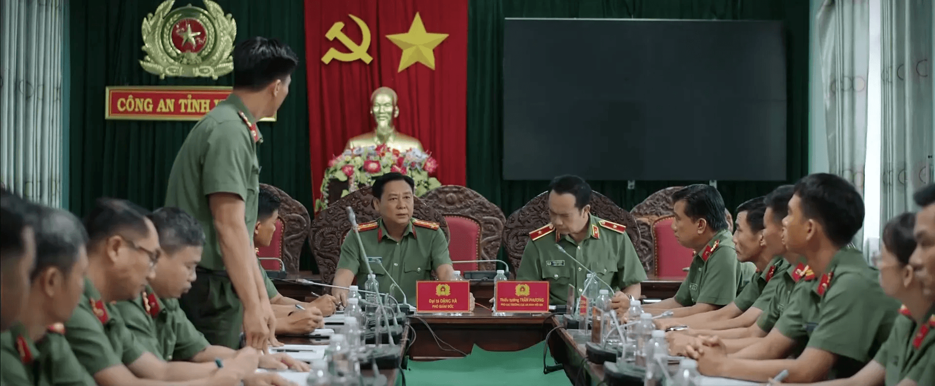 Các đồng đội của Tuấn triển khai kế hoạch trinh sát