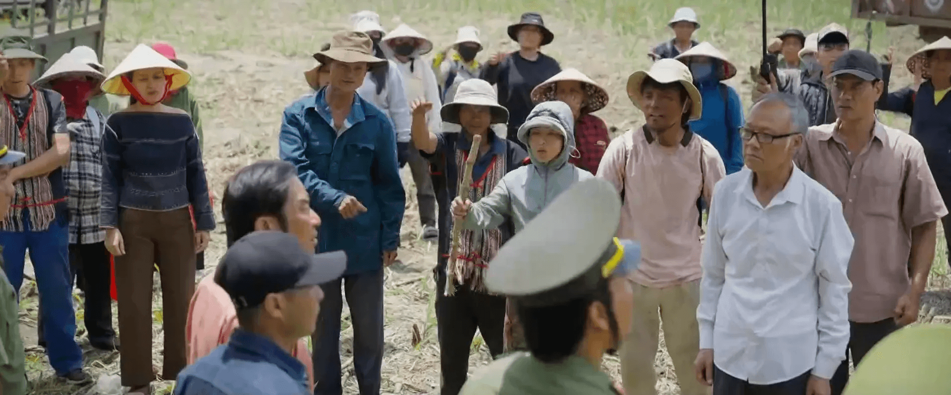 Người dân tập trung đông đúc tại kho vật tư của xã