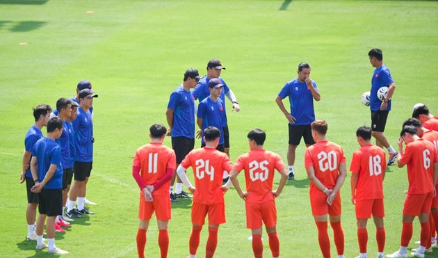 Việt Nam đối diện 2 thử thách khó là Singapore và Indonesia.
