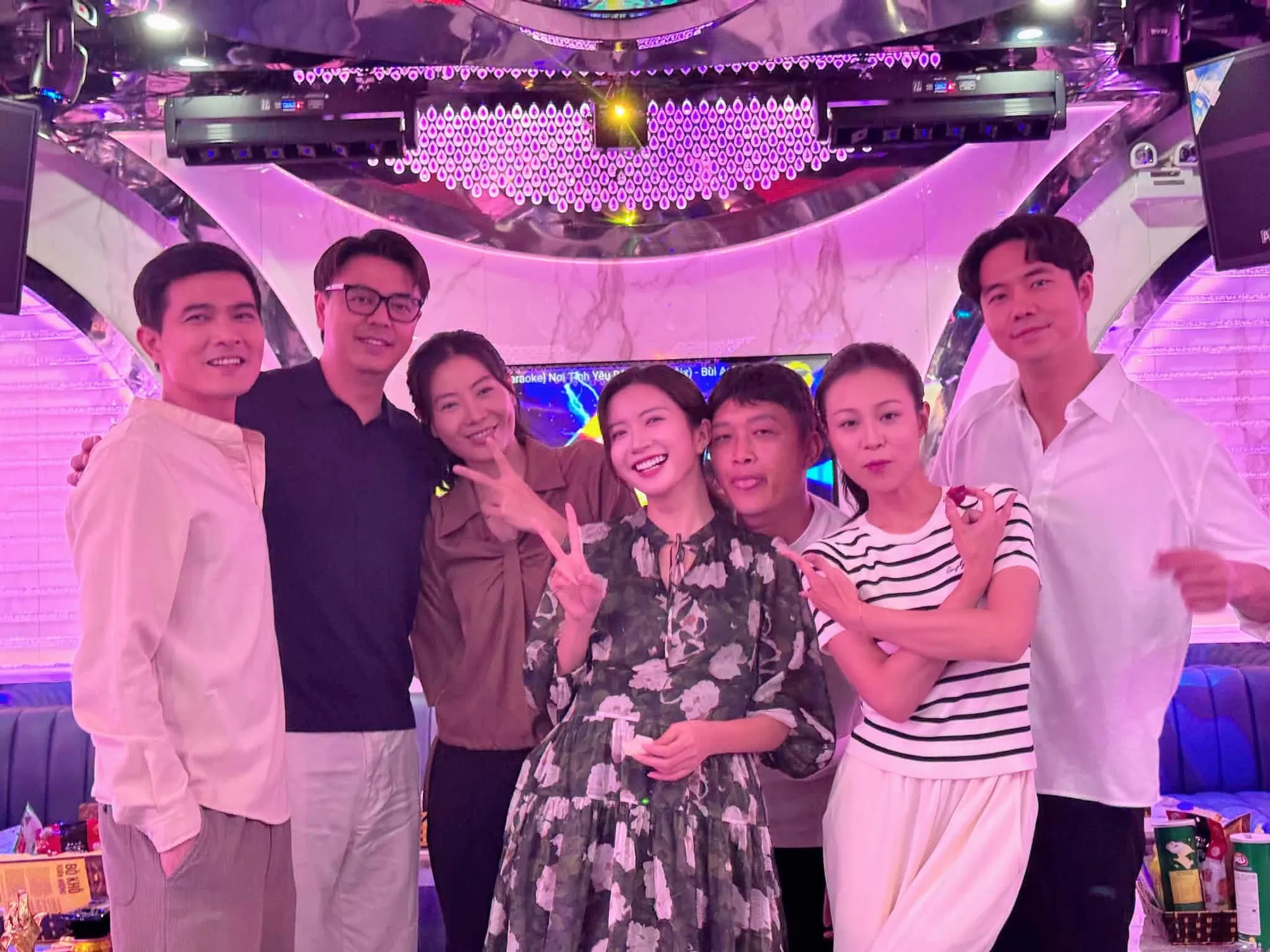 Hậu trường Dưới ô cửa sáng đèn