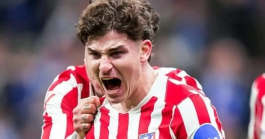Julian Alvarez trong màu áo Atletico Madrid là mục tiêu hàng đầu của Barcelona