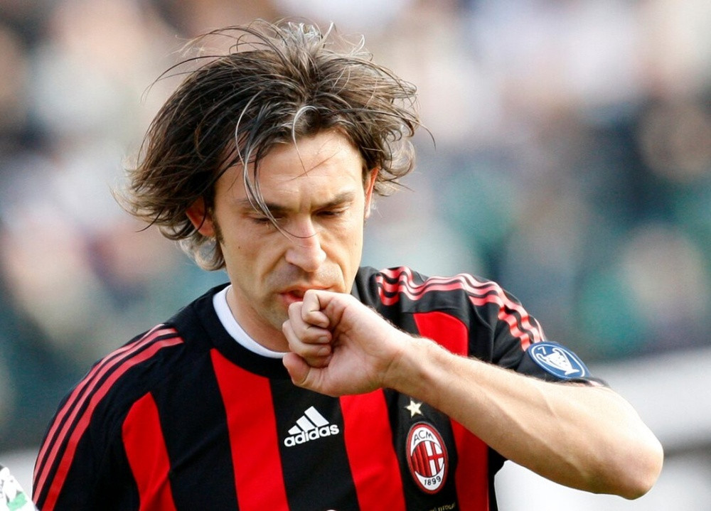 Andrea Pirlo thi đấu trên sân cỏ
