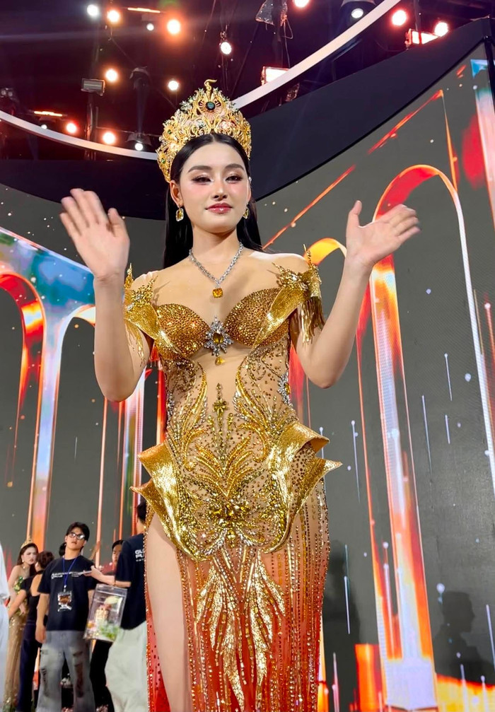 Hoa hậu Yến Nhi bị trật tay, bong gân sau sự cố ngã xe trên sân khấu Miss Grand Vietnam 2026.