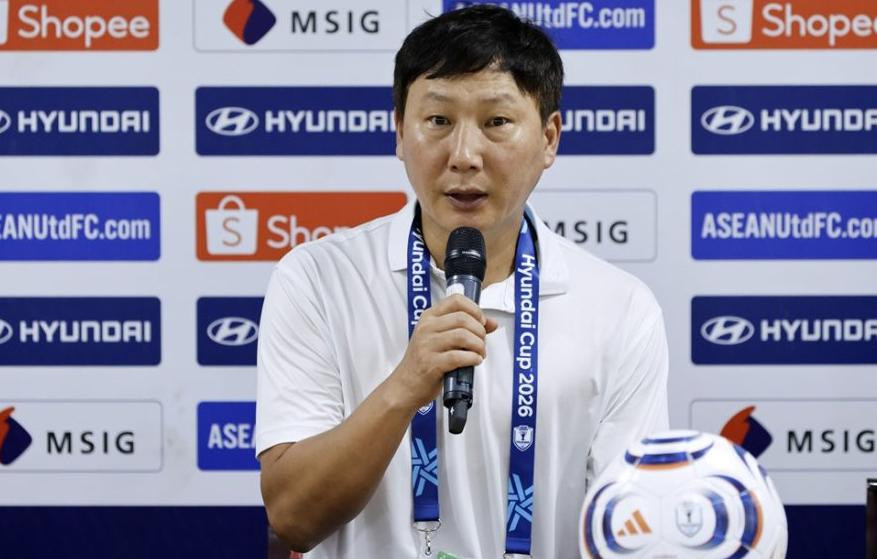 Ông Kim Sang-sik chỉ ra lý do giữ Quang Hải lại trên sân. Ảnh: VFF