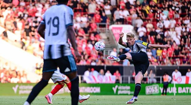 Lewis Hall khao khát chuyển tới thi đấu cho Manchester United.