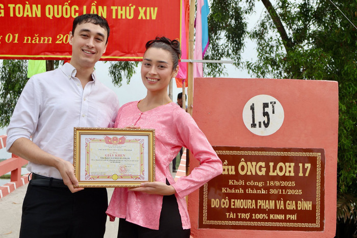Tân Hoa hậu Hoà Bình Việt Nam và gia đình thực hiện dự án xây cầu