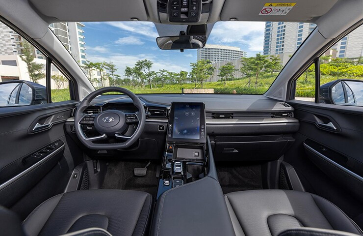 Đuôi xe Hyundai Custin nổi bật với dải đèn LED