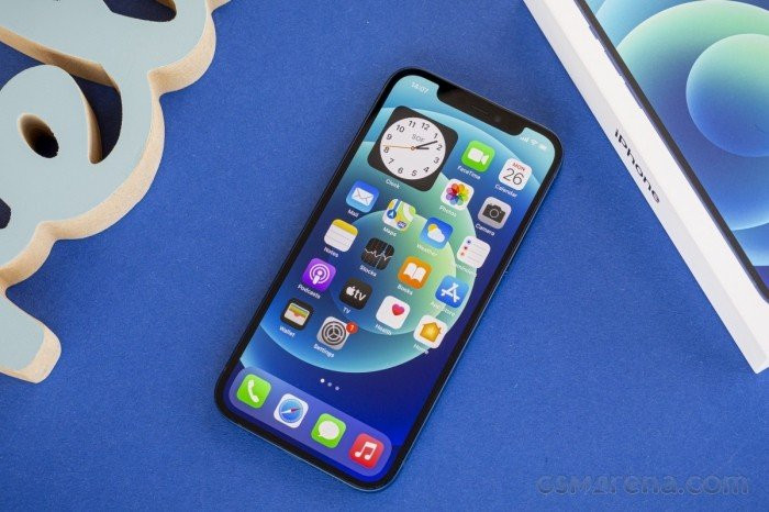 Cụm camera kép trên mặt lưng iPhone 12