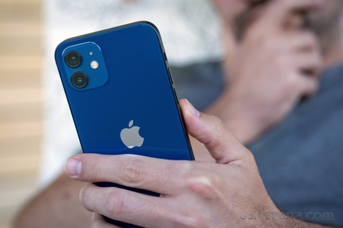 Màn hình OLED hiển thị sắc nét trên iPhone 12