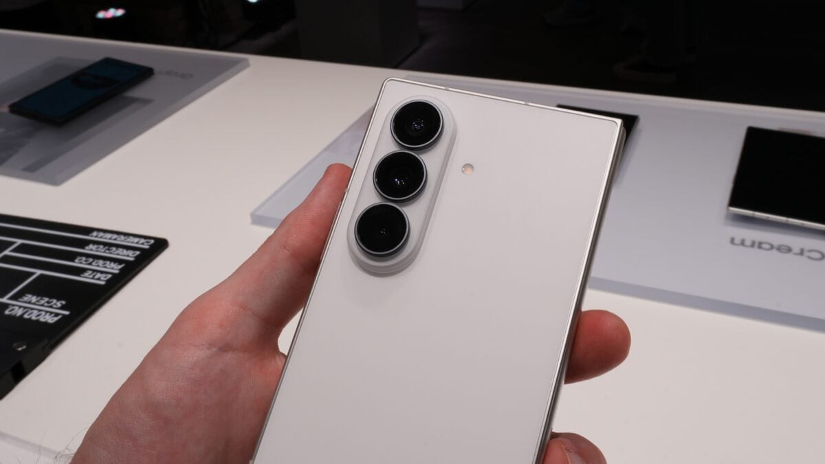 Galaxy Z Fold8 Ultra được trang bị hệ thống 3 camera cao cấp ở mặt sau