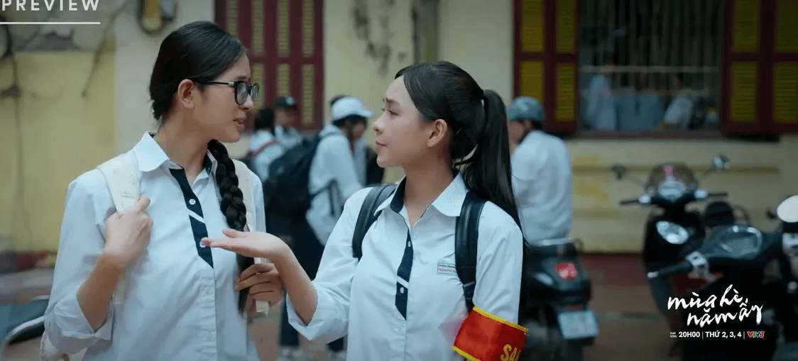 Phương kiểm tra và tịch thu đồ vi phạm của bạn cùng lớp trong tập 1