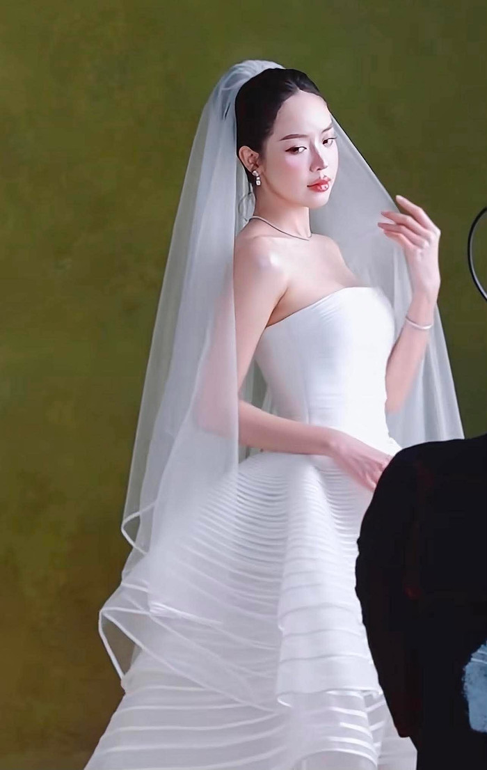 Hình ảnh Hoa hậu Thanh Thủy mặc váy cưới thu hút nhiều khán giả quan tâm.