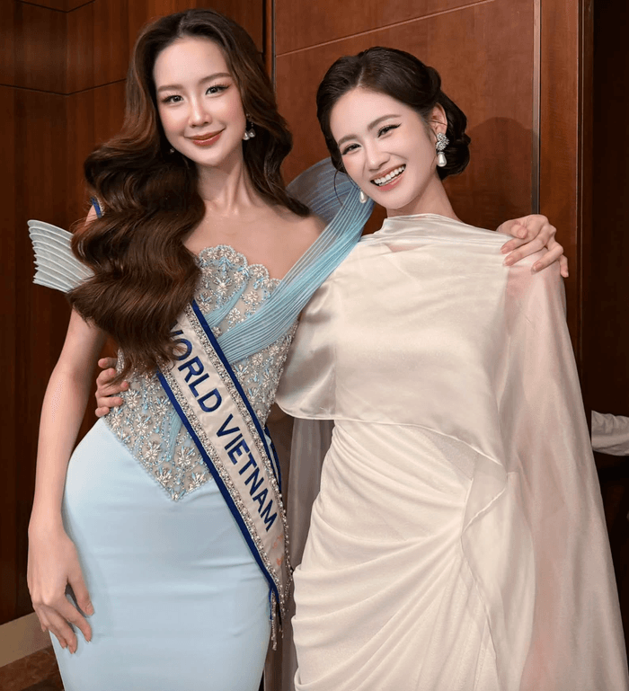 Ý Nhi cười tươi rói khi đến dự sự kiện quan trọng của Bảo Ngọc