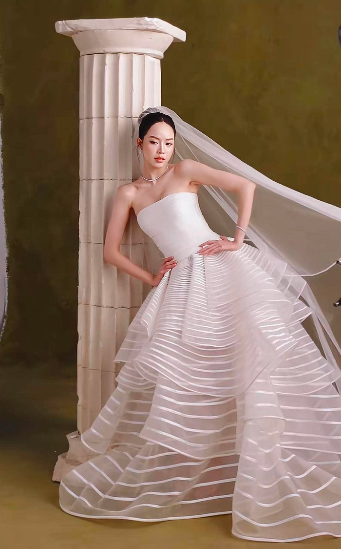 Vẻ đẹp dịu dàng nhưng vẫn vô cùng cuốn hút của Thanh Thủy khi mặc váy cô dâu.