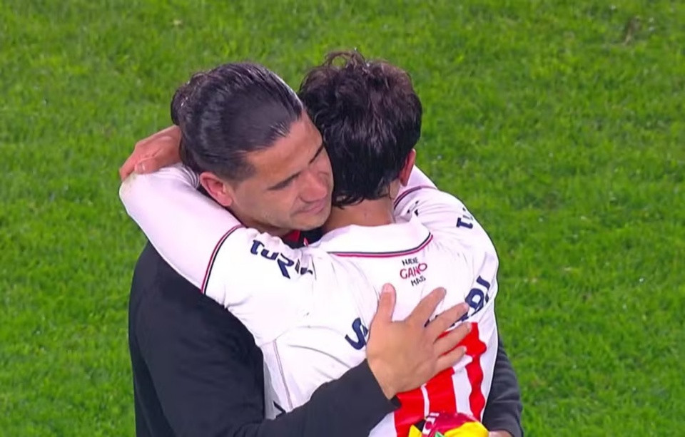 Jonathan Dos Santos ôm con trai Agustin Dos Santos sau trận đấu tại giải vô địch quốc gia Uruguay