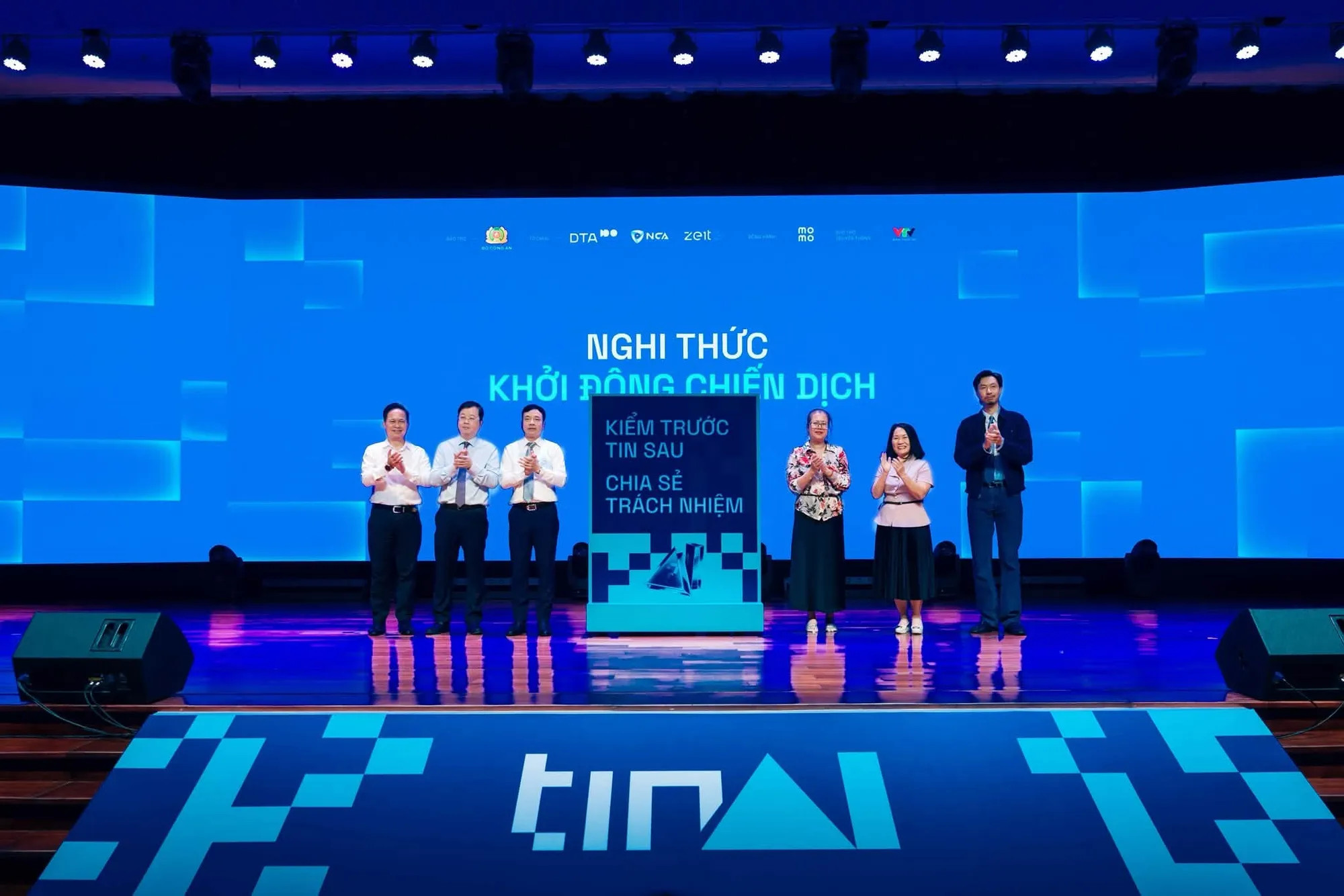 Các đại biểu thực hiện nghi thức khởi động Chiến dịch Tin AI