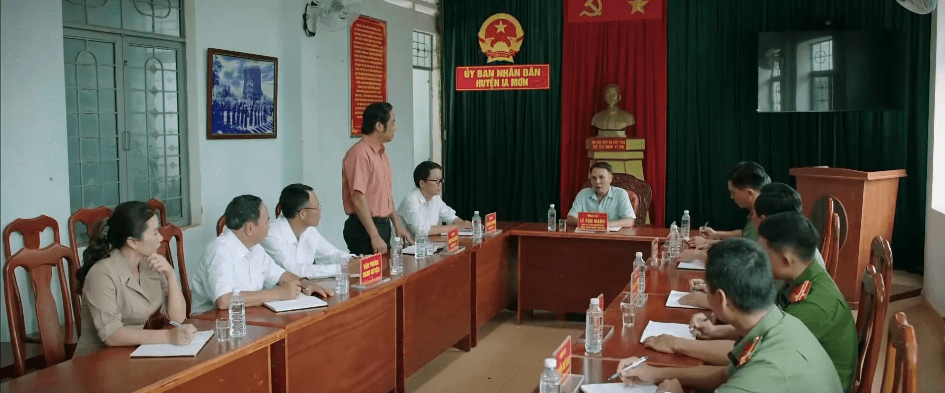 Cuộc họp của cơ quan an ninh trong phim