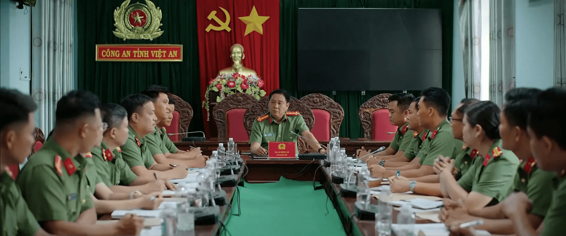 Tuấn chất vấn Minh về công việc