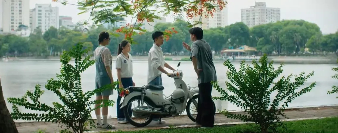 Khánh thất thần trong giờ học vì không thể liên lạc được với bạn gái