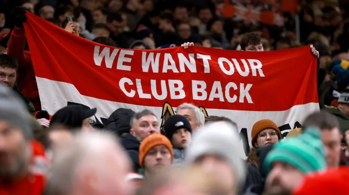 Manchester United phải xin lỗi người hâm mộ vì sai lầm nội bộ.