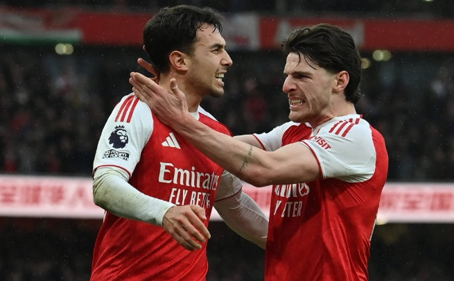 Arsenal cần thêm sự bổ sung cho tuyến giữa trong bối cảnh Zubimendi và Rice đều phải cày ải liên tục. Ảnh: Getty Images.