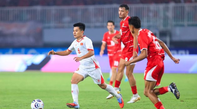 Thành Long không to cao, nhưng khiến tất cả phải ngước nhìn.