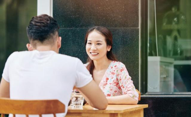 Sự dịu dàng và biết lắng nghe giúp nữ Song Ngư tạo sự kết nối cảm xúc tốt.