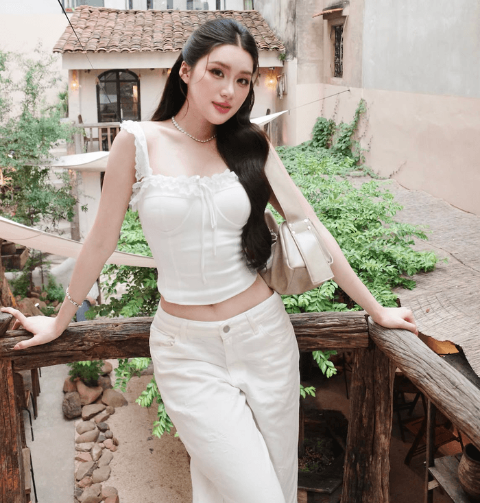 Phương Oanh ăn diện trẻ trung trong cuộc sống đời thường