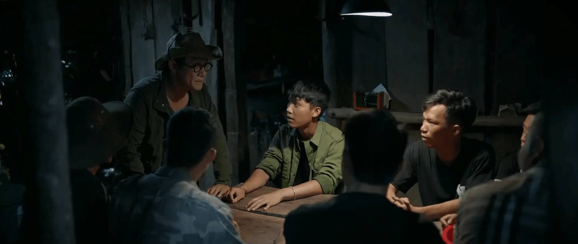 Ông Lok dùng tiền và lời hứa hẹn để mua chuộc thanh niên làng