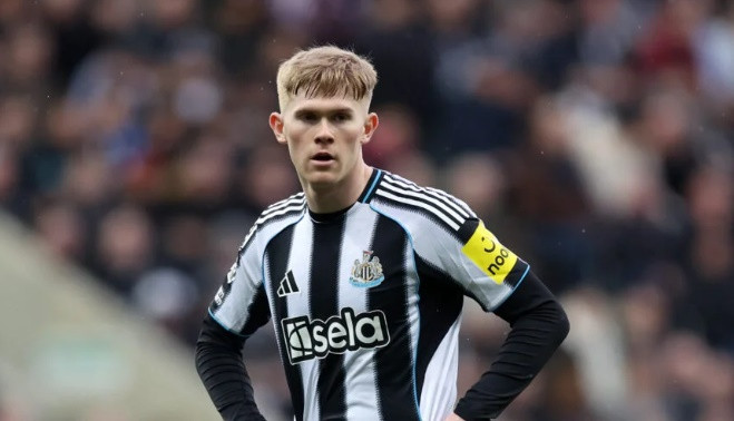 Lewis Hall thể hiện sự tiến bộ vượt bậc trong màu áo Newcastle United