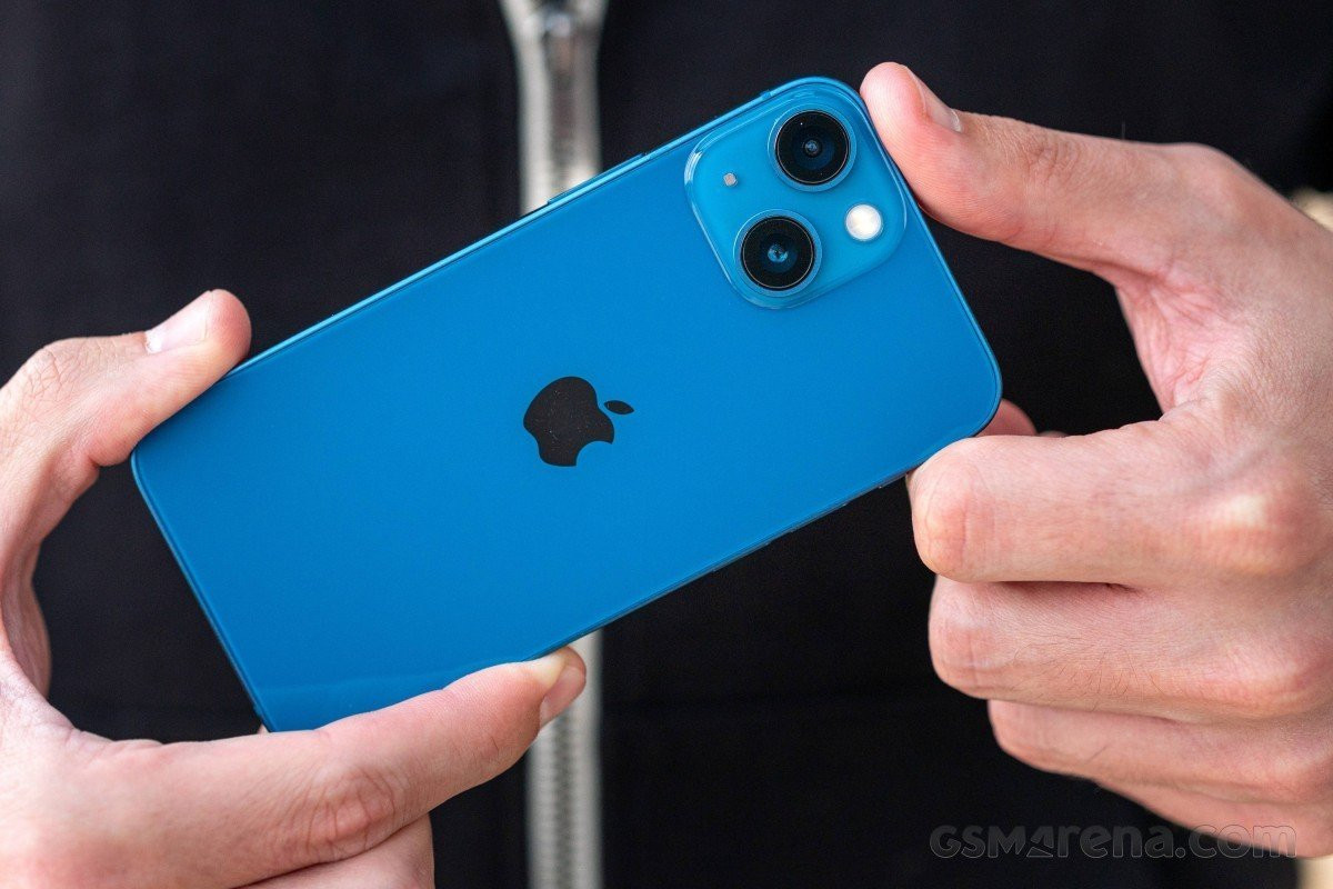 06-1786000595-day-la-iphone-re-nhat-viet-nam-co-man-oled-camera-kep-va-5g-van-cuc-ngon-so-voi-iphone-17