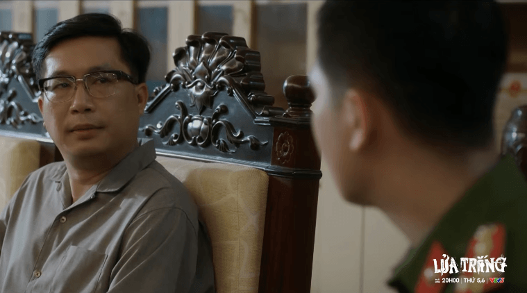 Chỉ huy Đỗ Việt trao đổi công việc và nhắc nhở Tài trong cuộc gặp