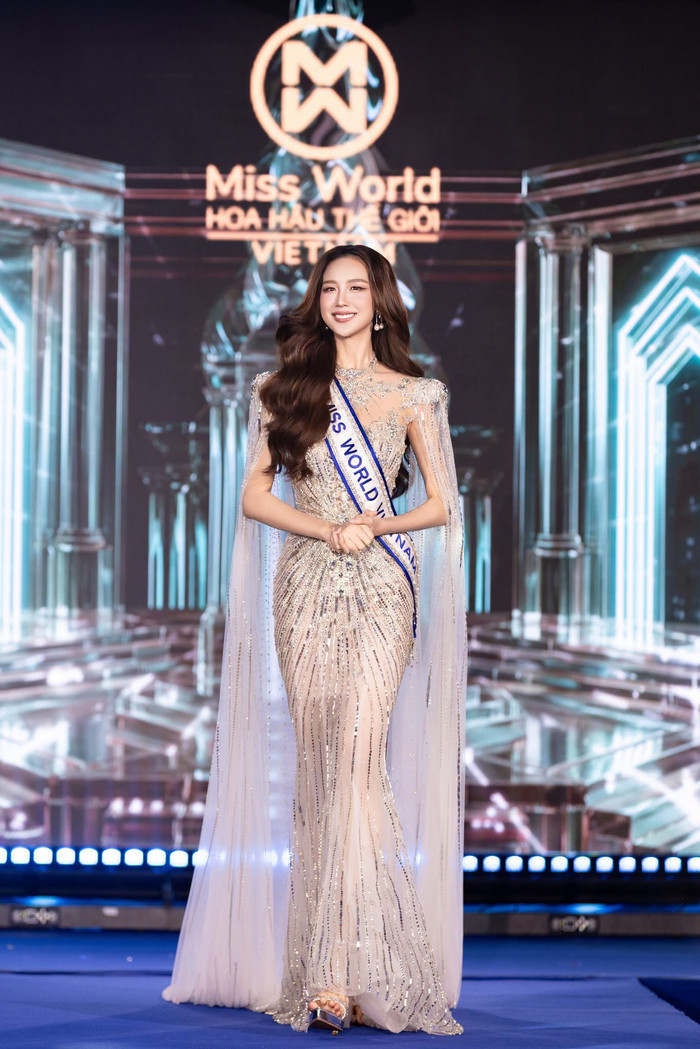 Bảo Ngọc nhận lời chúc từ bạn bè và đồng nghiệp trước ngày chinh phục Miss World