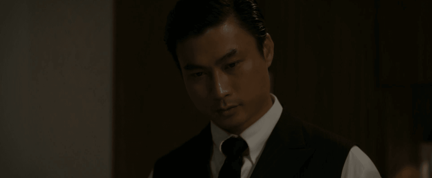 Cương đen kiểm tra cốc trà trước khi mang đi xét nghiệm