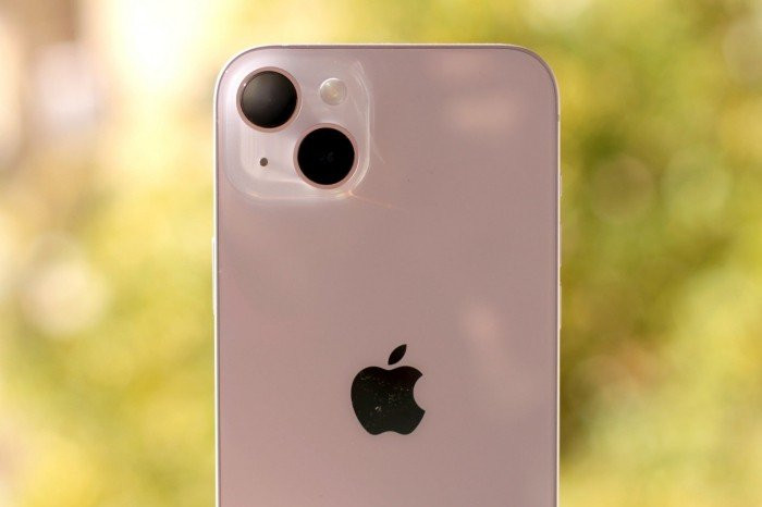 iPhone 14 Plus sở hữu màn hình lớn và thời lượng pin ấn tượng